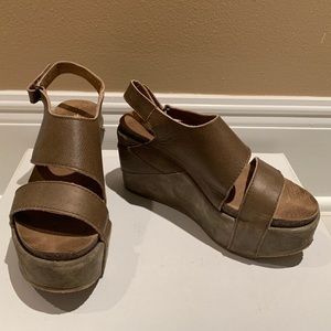 Volatile. SIZE 6. Heel height: 3.5 inch wedge